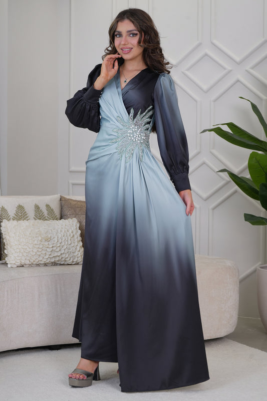 فستان ماكسي امبريه مزين بقطعة من اللؤلؤ والخرز لون ازرق