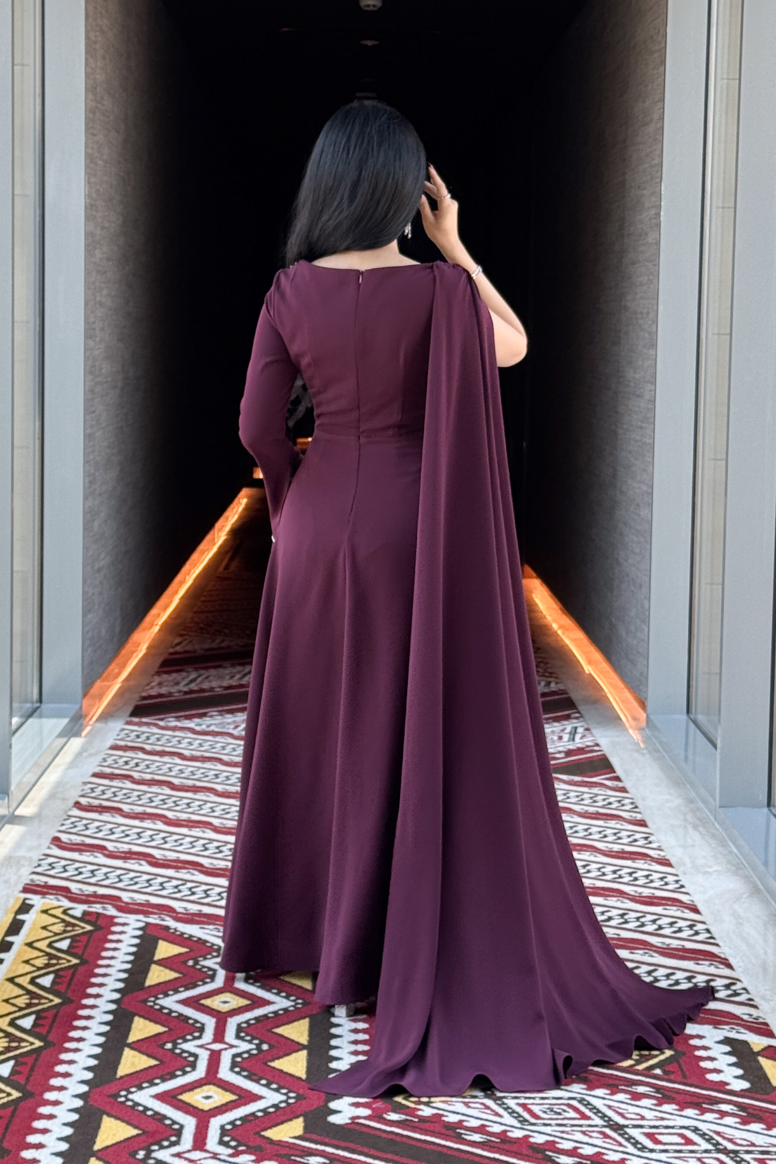 فستان ماكسي بوشاح كيب لون عنابي