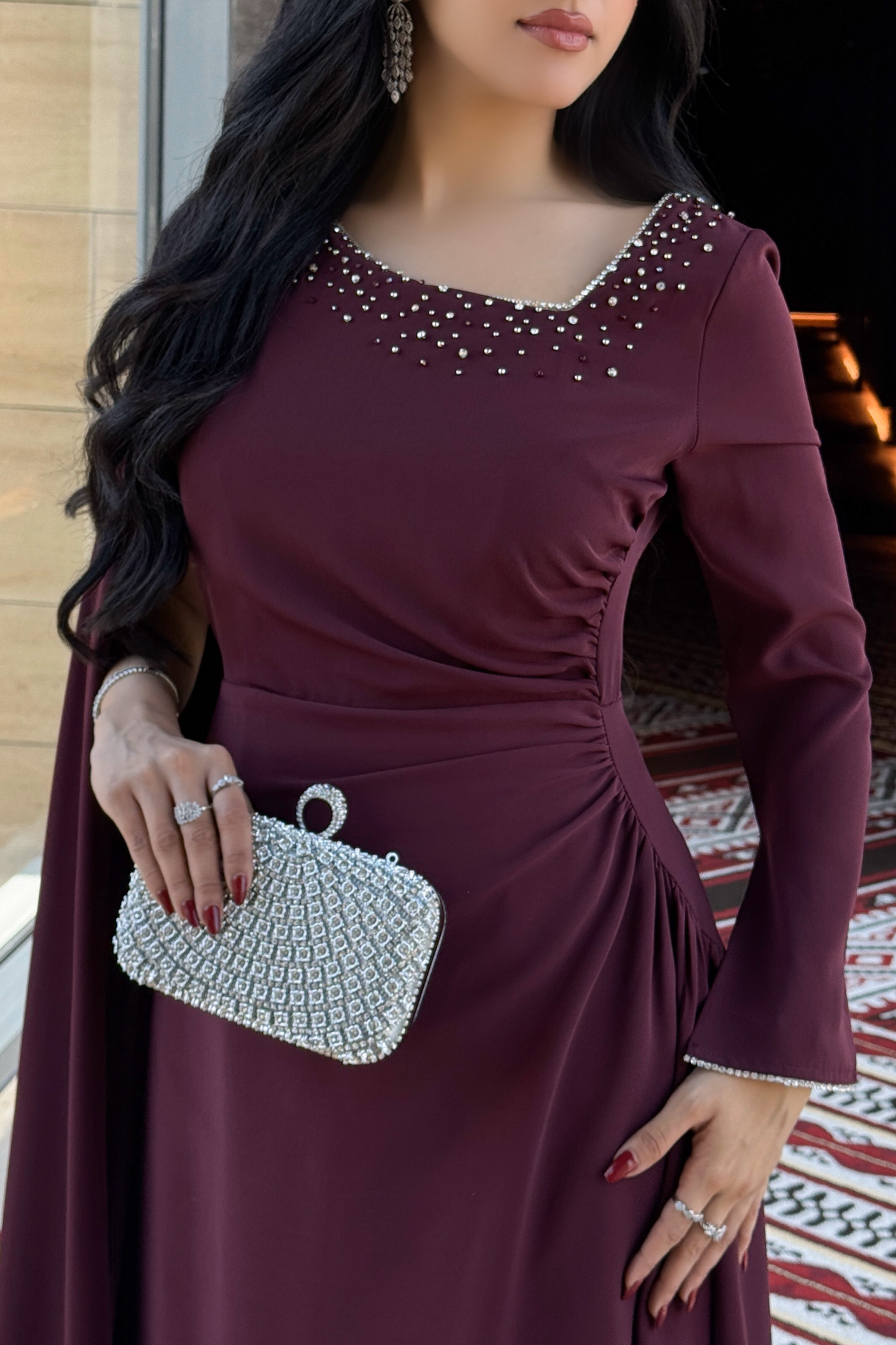 فستان ماكسي بوشاح كيب لون عنابي