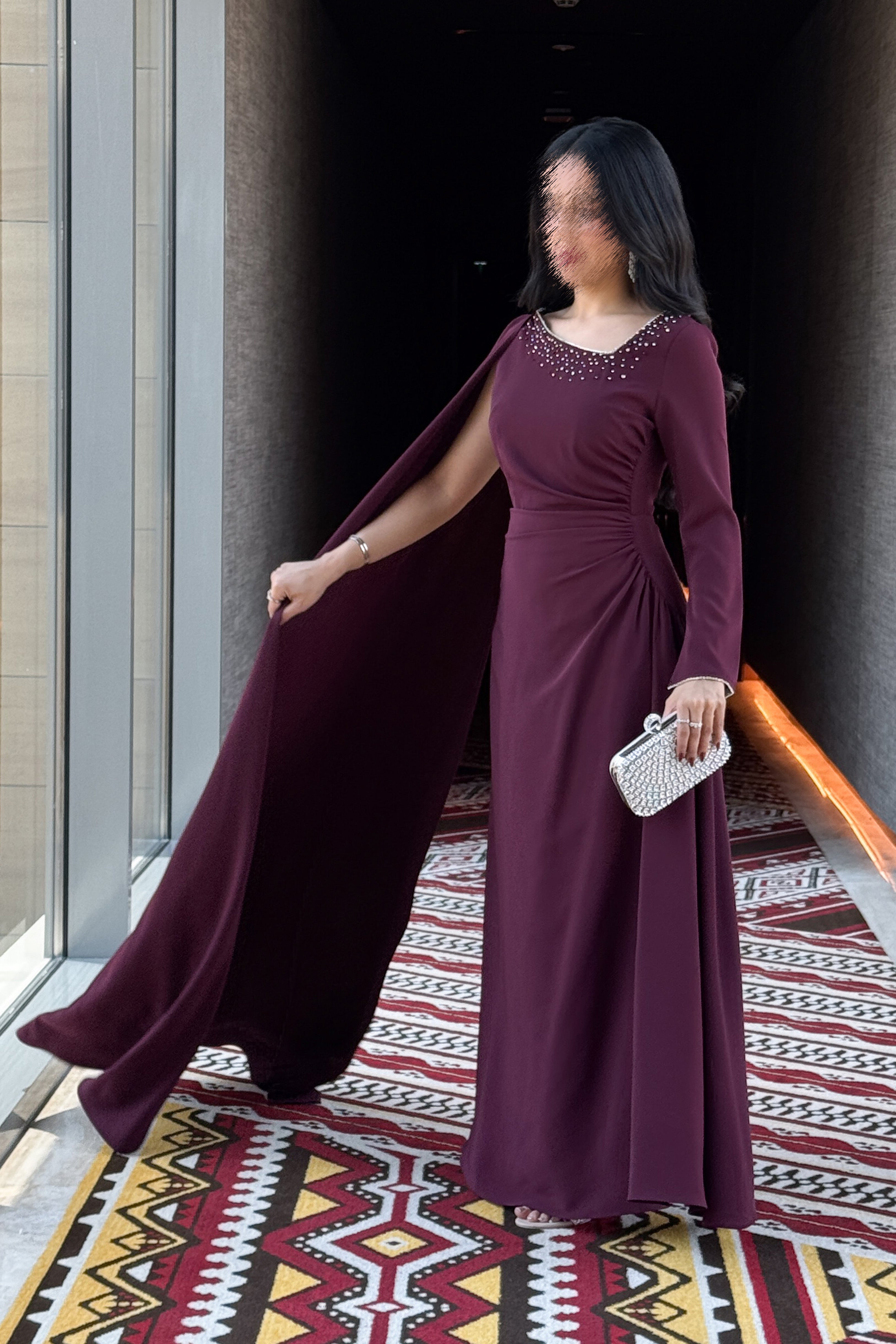 فستان ماكسي بوشاح كيب لون عنابي