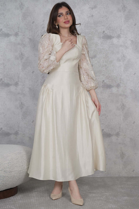 Elegant maxi dress with lace sleeves 