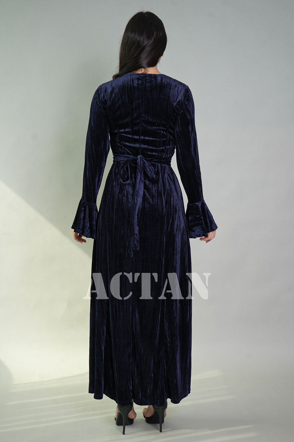 Velvet dress with front slit 