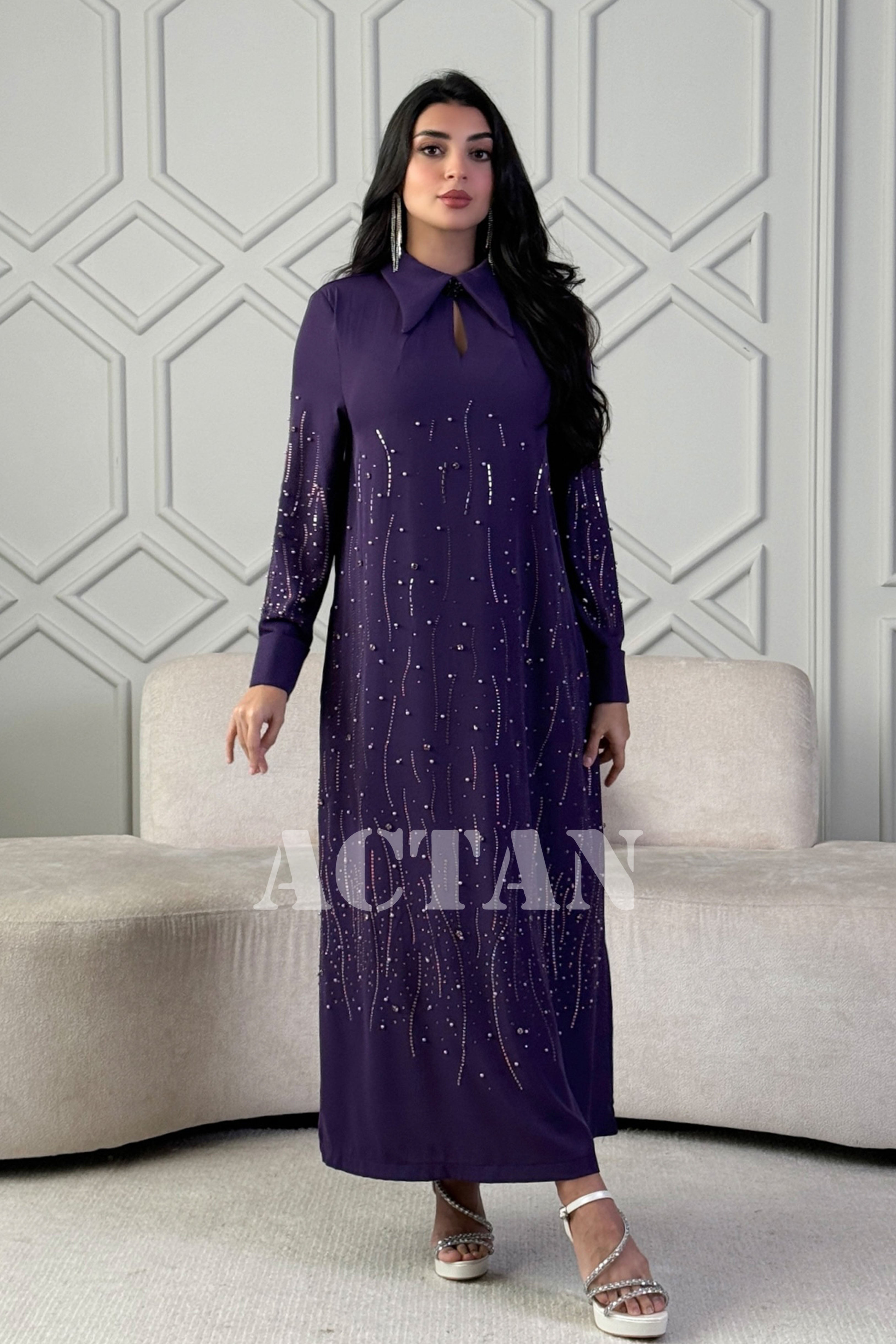 Maxi dress with collar and folded cuffs 