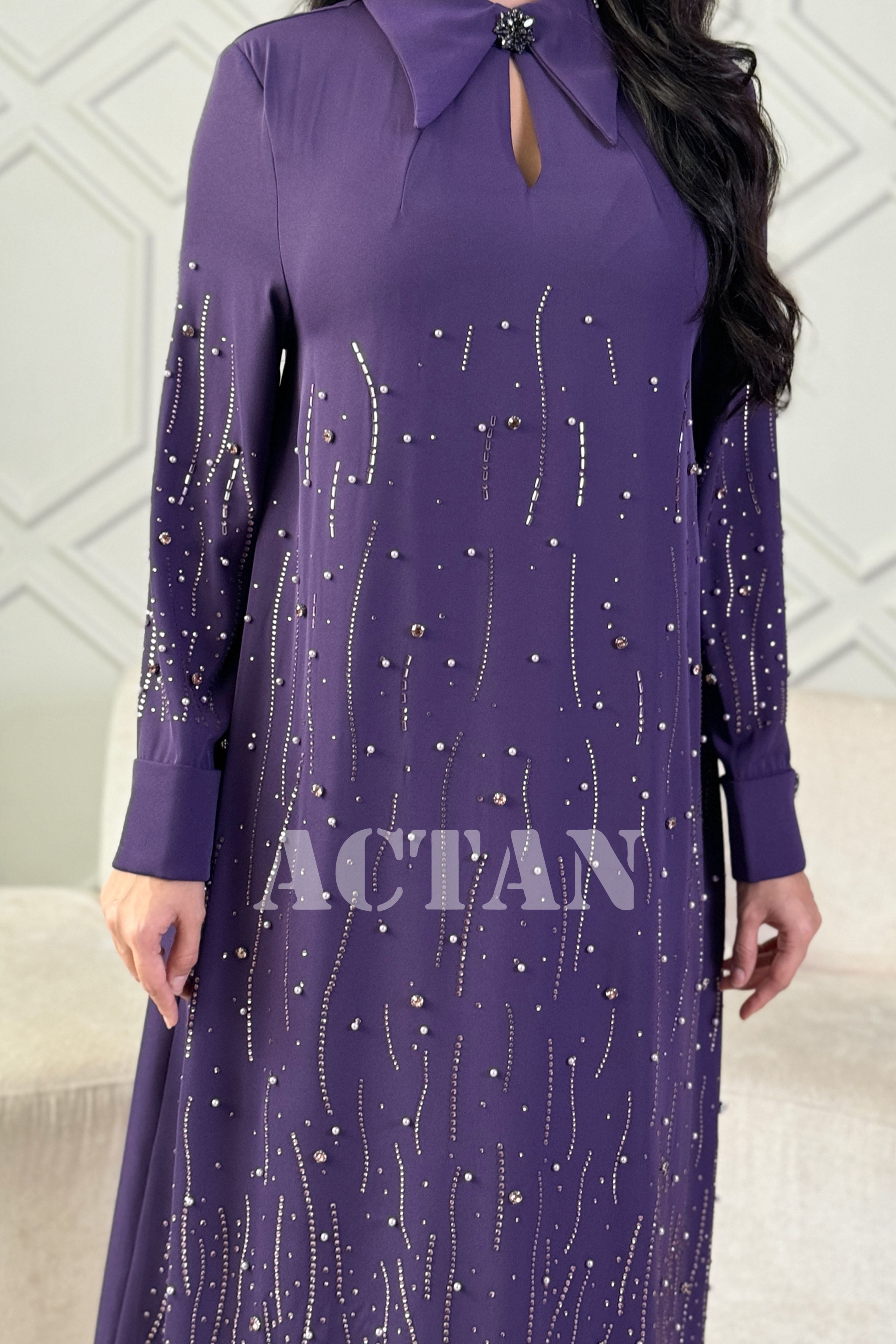 Maxi dress with collar and folded cuffs 