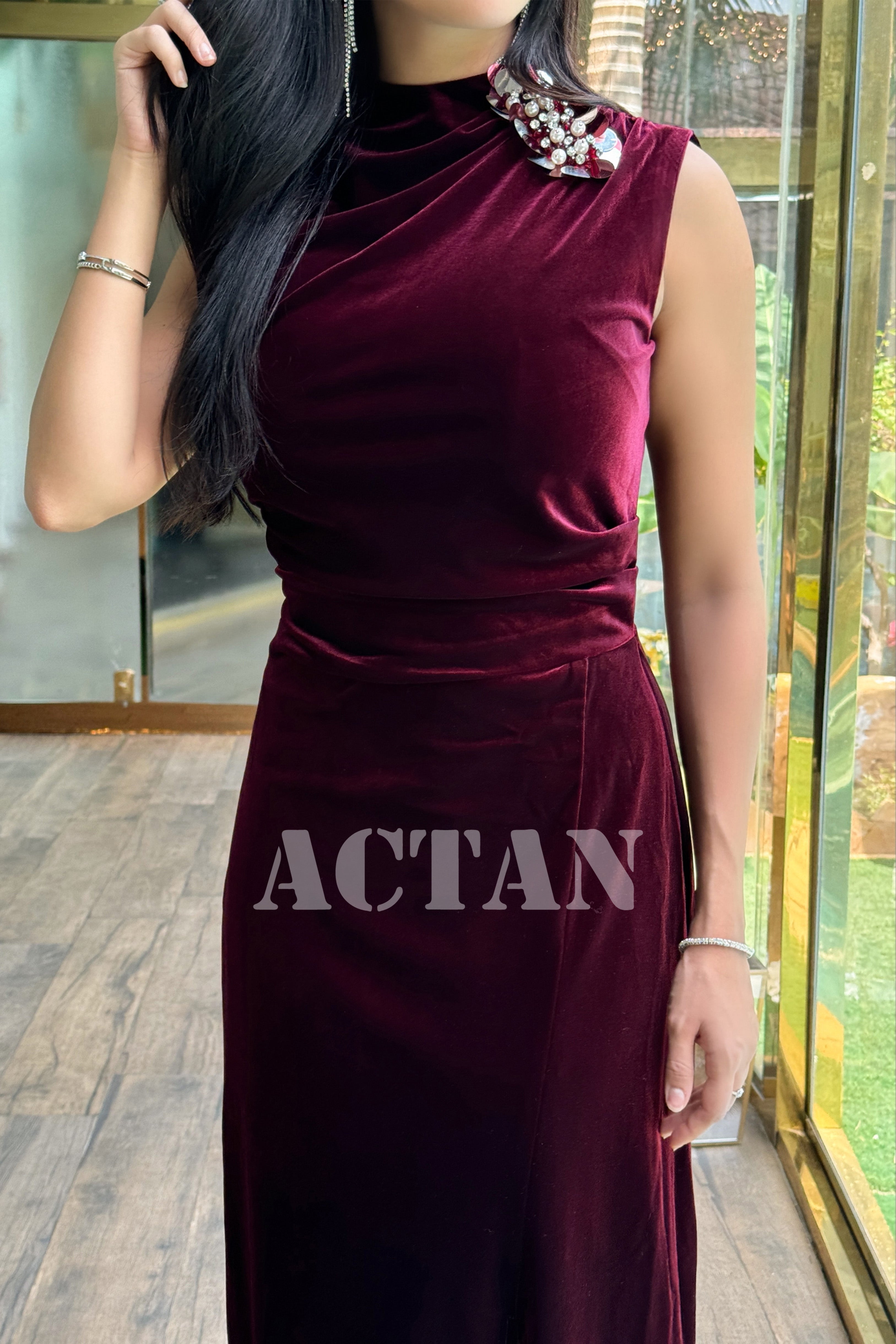 Velvet bodycon dress with brooch 