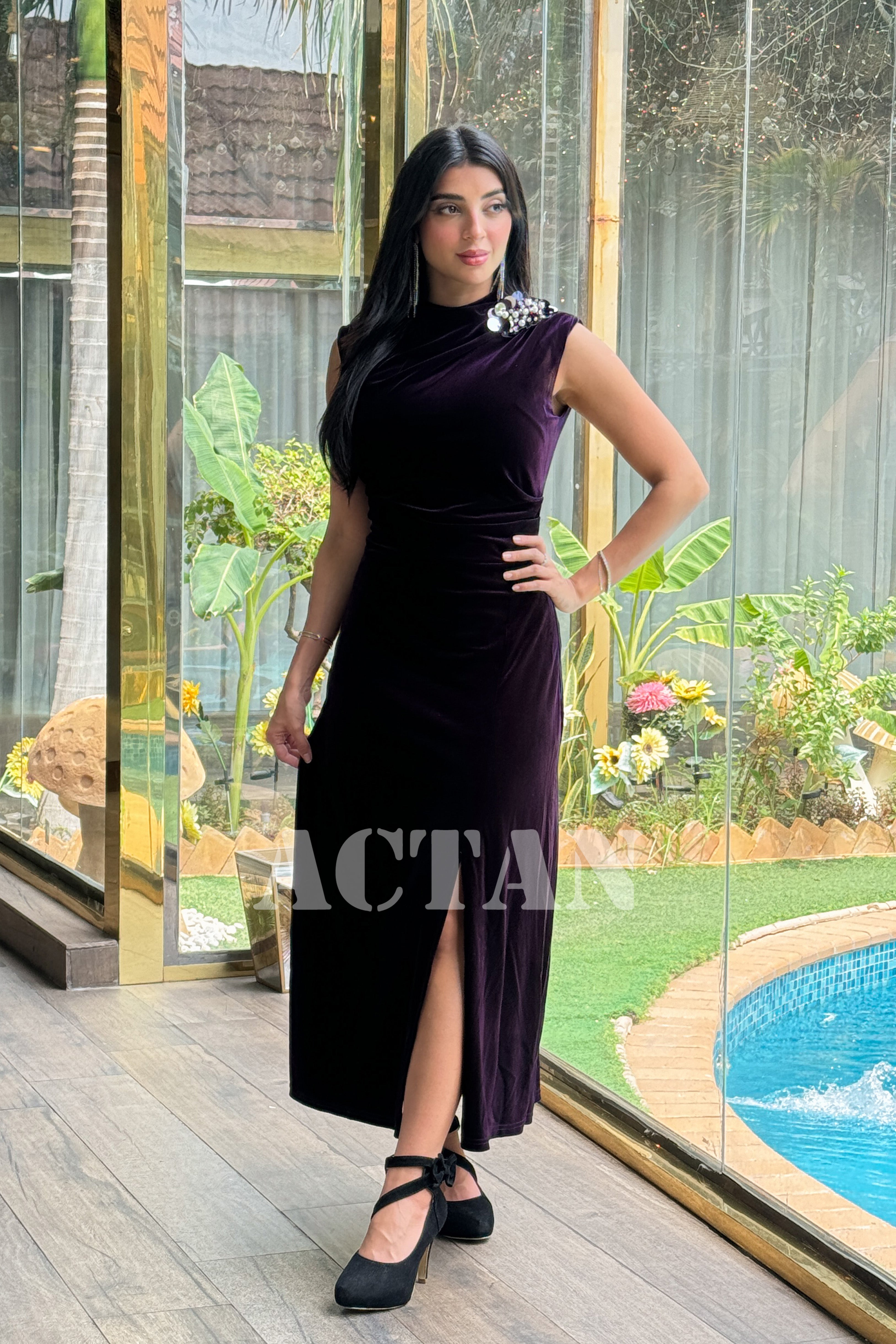 Velvet bodycon dress with brooch 