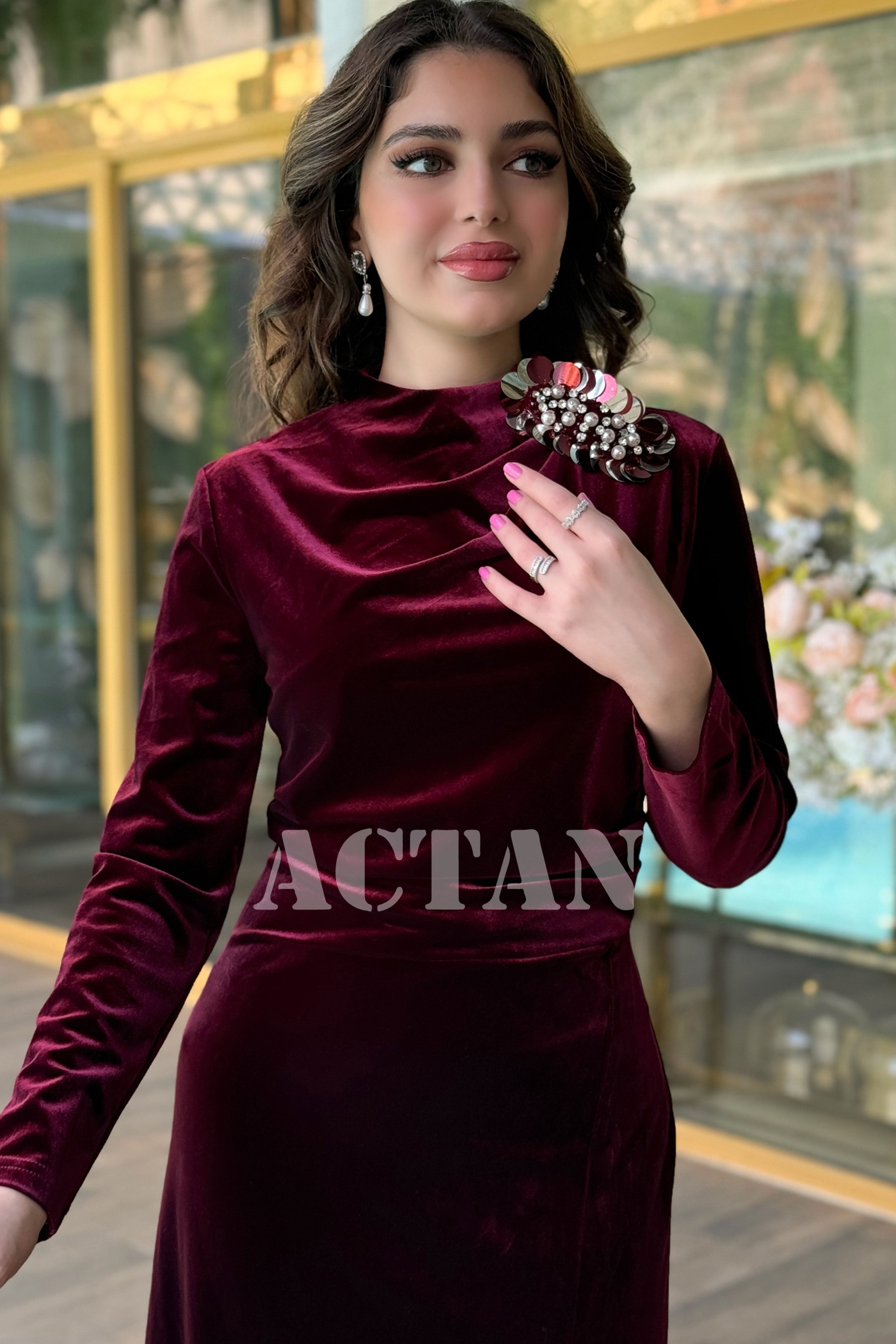 فستان مخملي درابية مزين ببروش