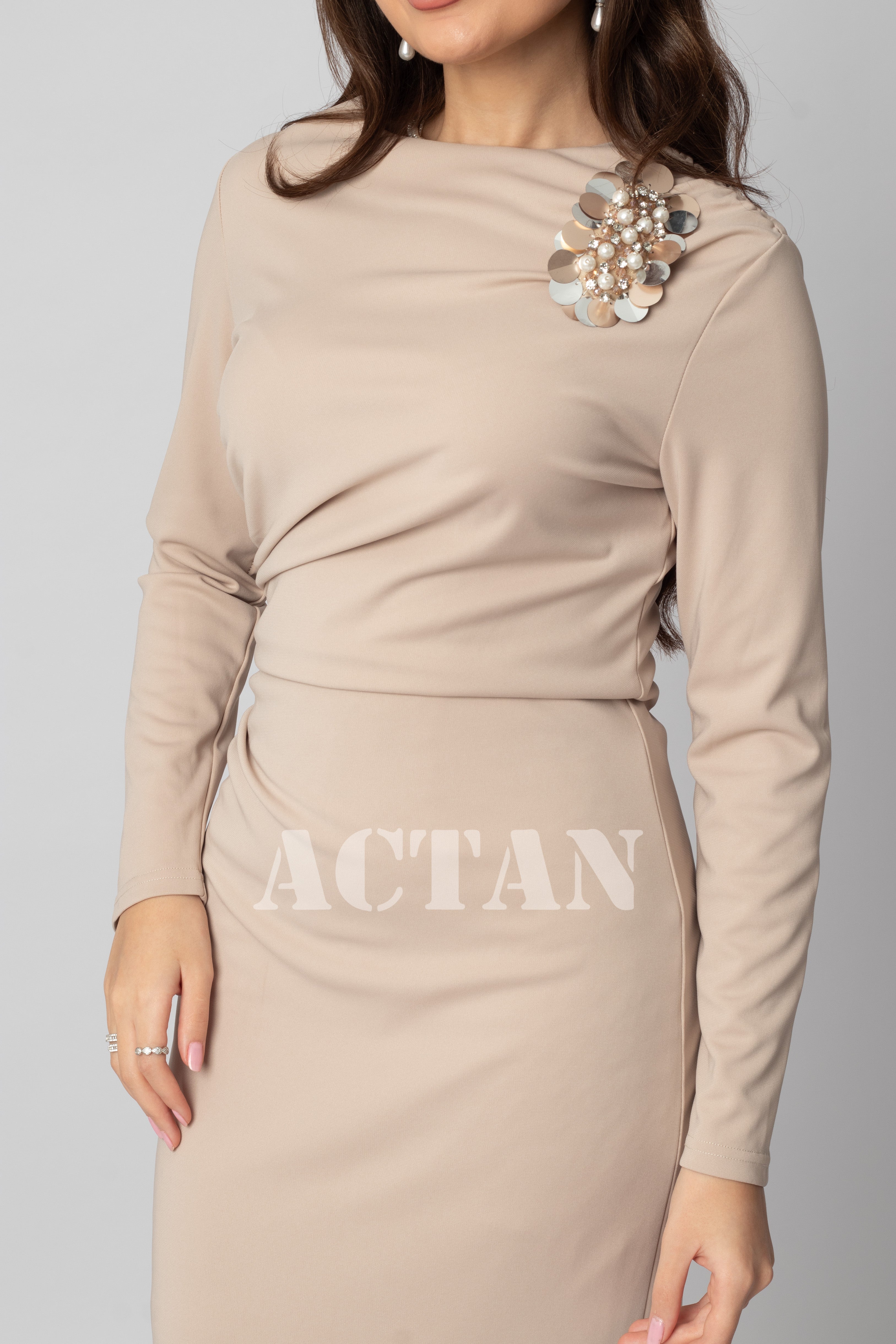 Bodycon dress with brooch 