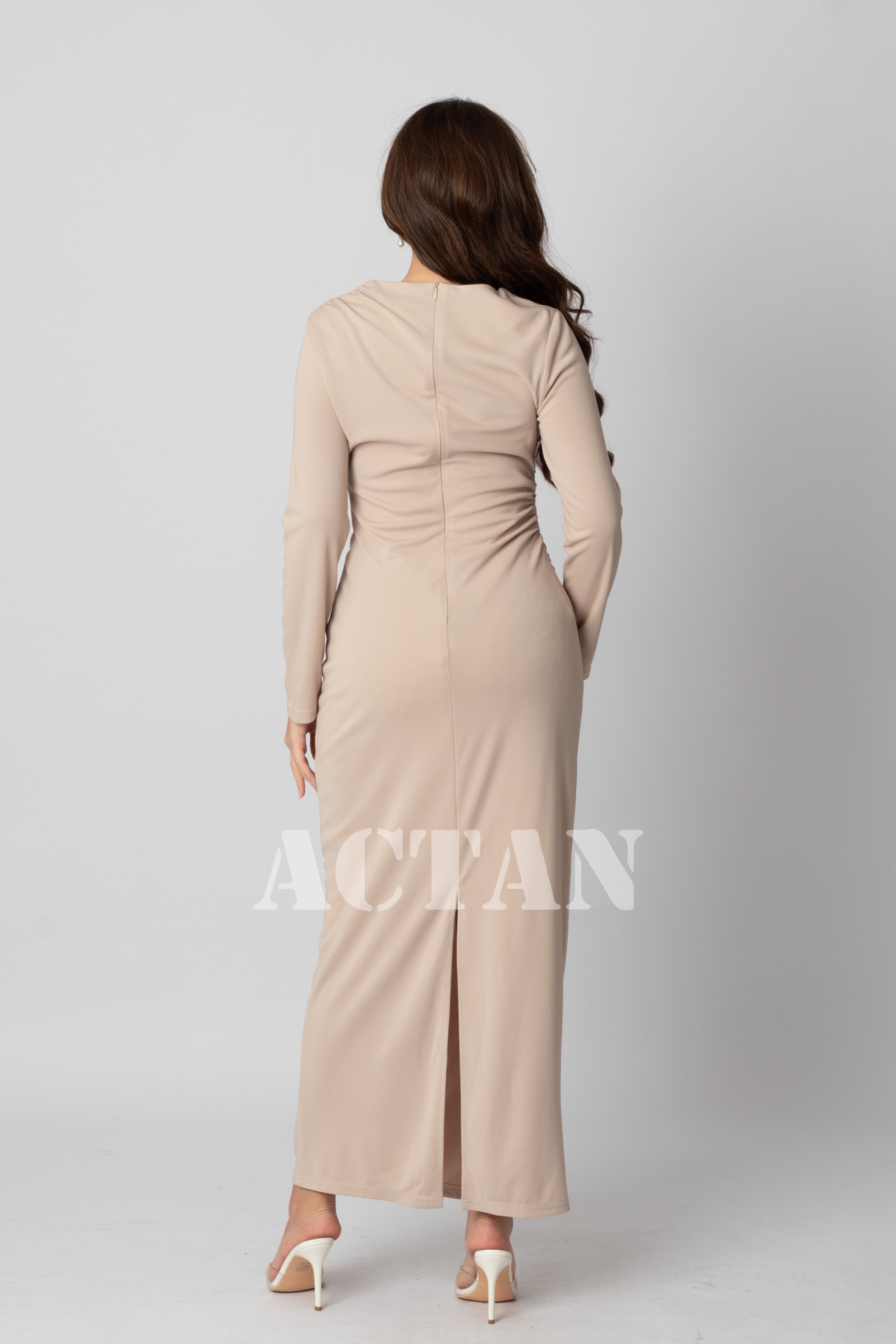 Bodycon dress with brooch 