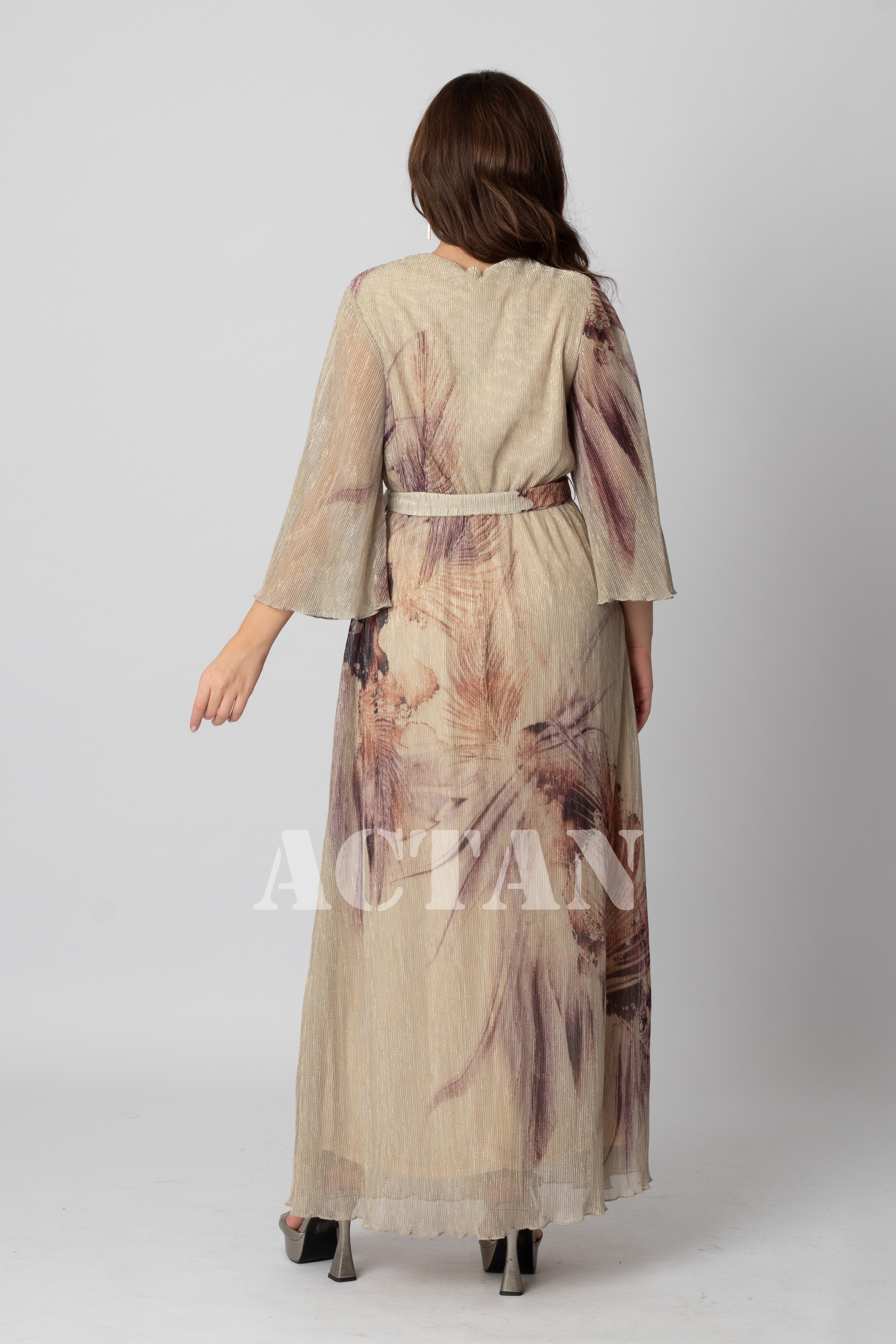 Long pleated dress with rose print 