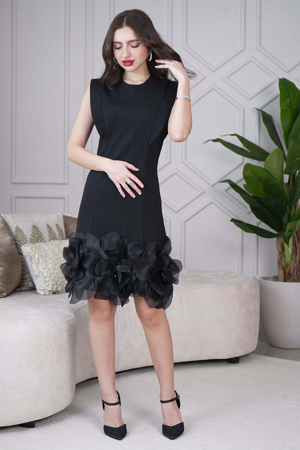 Classic short dress with prominent flowers in black 