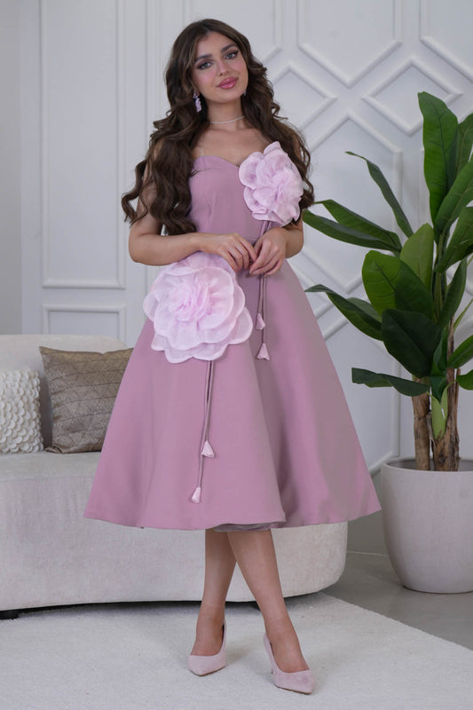 فستان قصير مزين بأزهار بارزة لون وردي