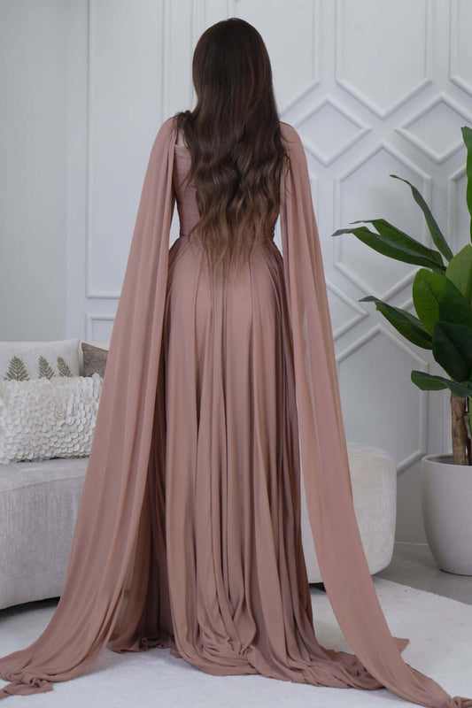 فستان طويل شيفون بأكمام كيب لون بيج