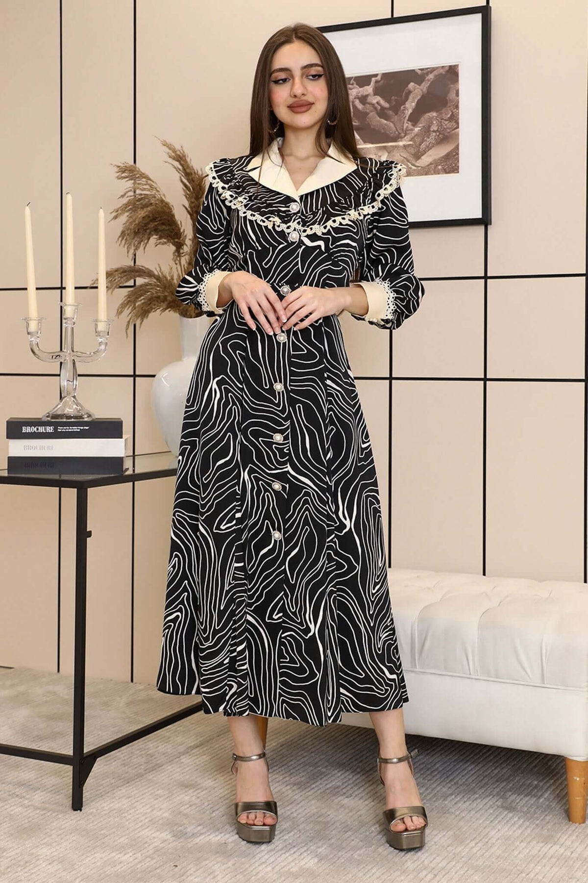 Midi dress with wavy lines 