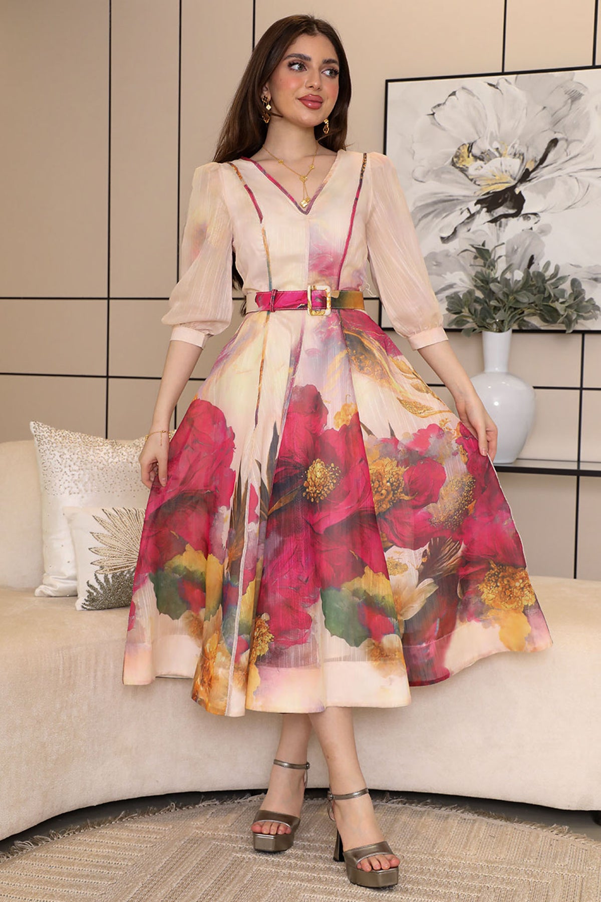 Floral midi dress with an elegant cut 