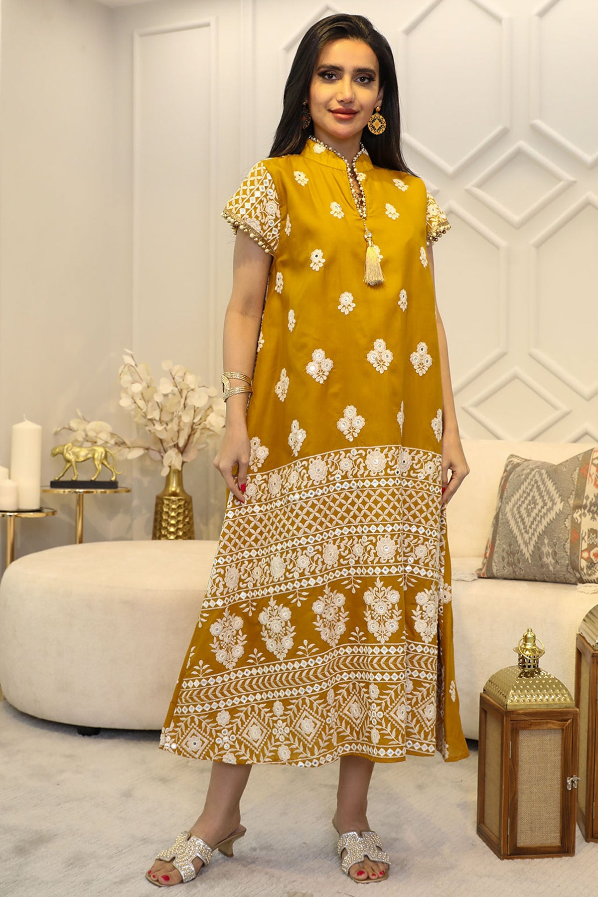 Embroidered midi jalabiya with sleeves decorated with pearls 