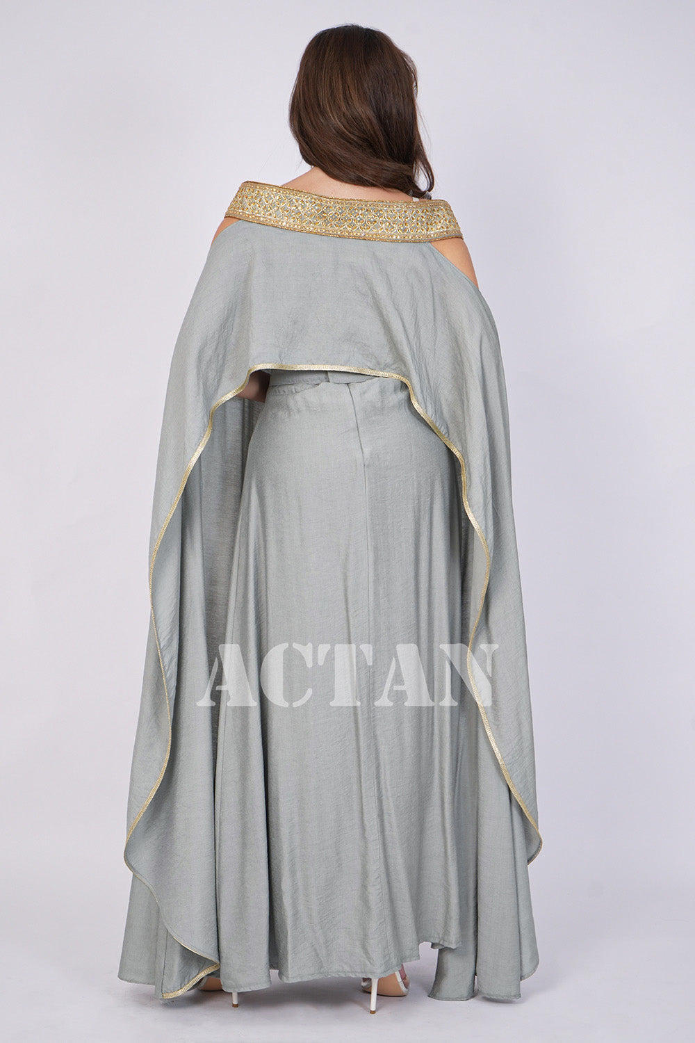 Two-piece jalabiya with off-shoulder robe 