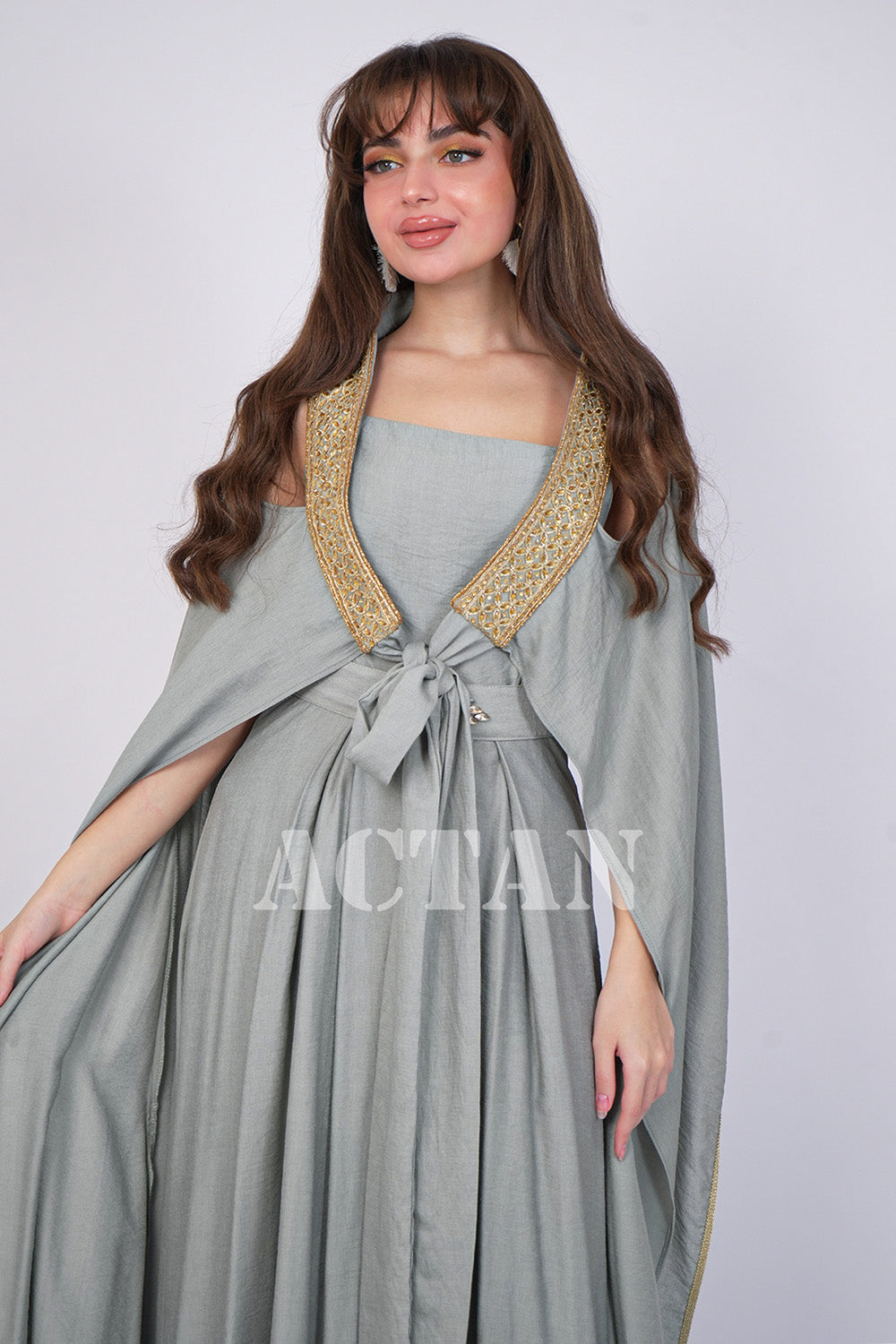 Two-piece jalabiya with off-shoulder robe 