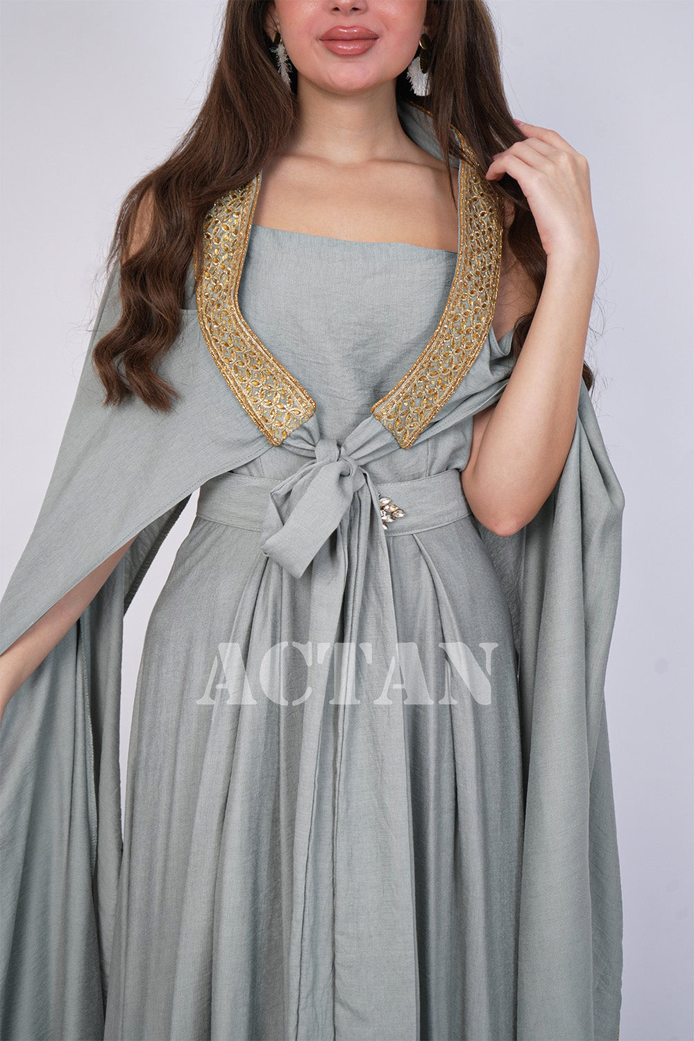 Two-piece jalabiya with off-shoulder robe 