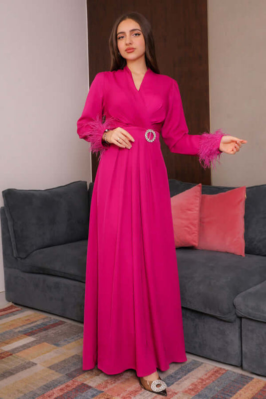 فستان سهرة طويل مزين بريش من الأكمام لون فوشي