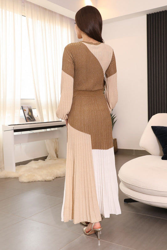 Long pleated dress with long sleeves 