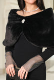 Fur shawl attached with a black brooch 