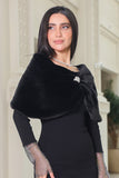 Fur shawl attached with a black brooch 