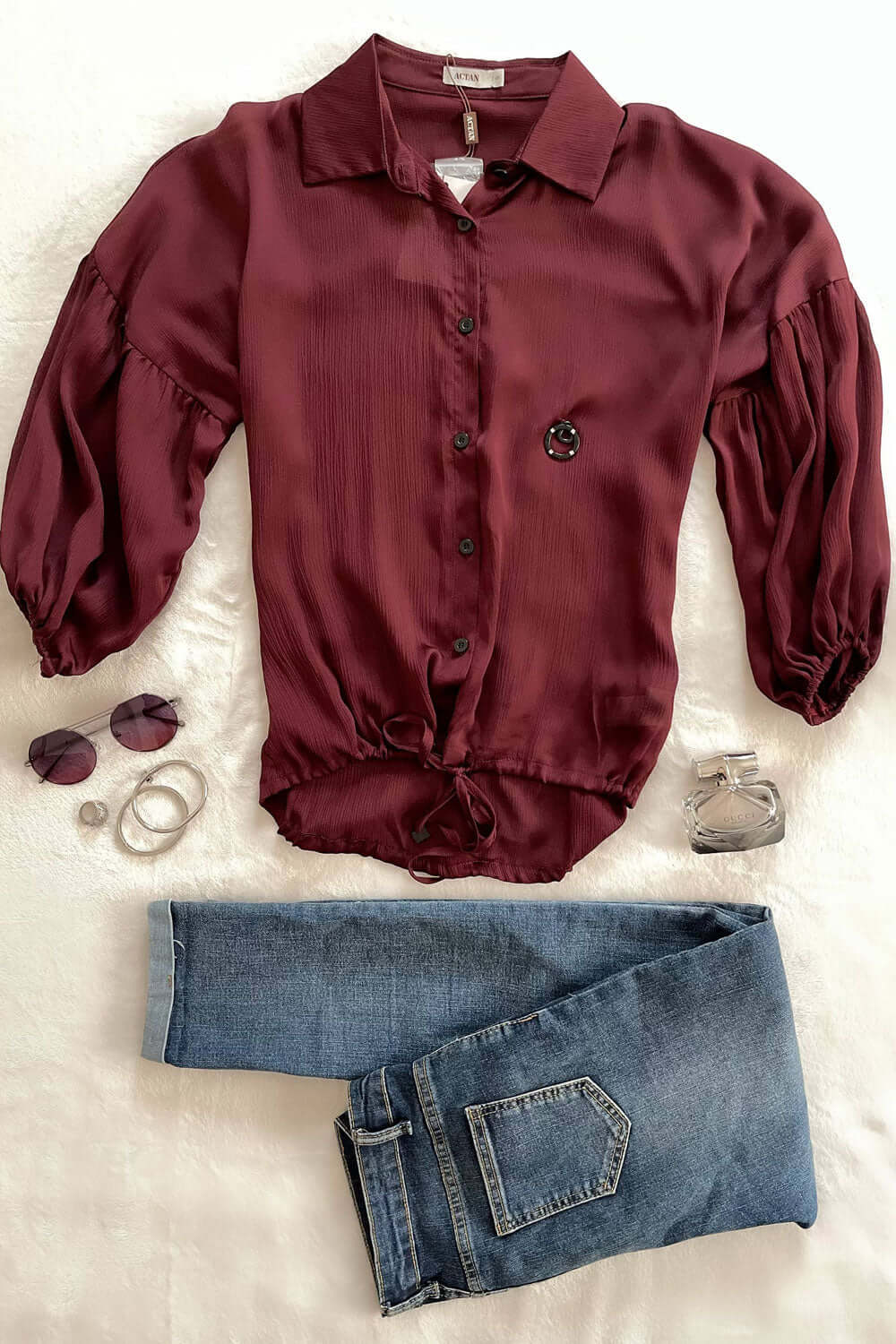 Fashionable blouse with zip hem