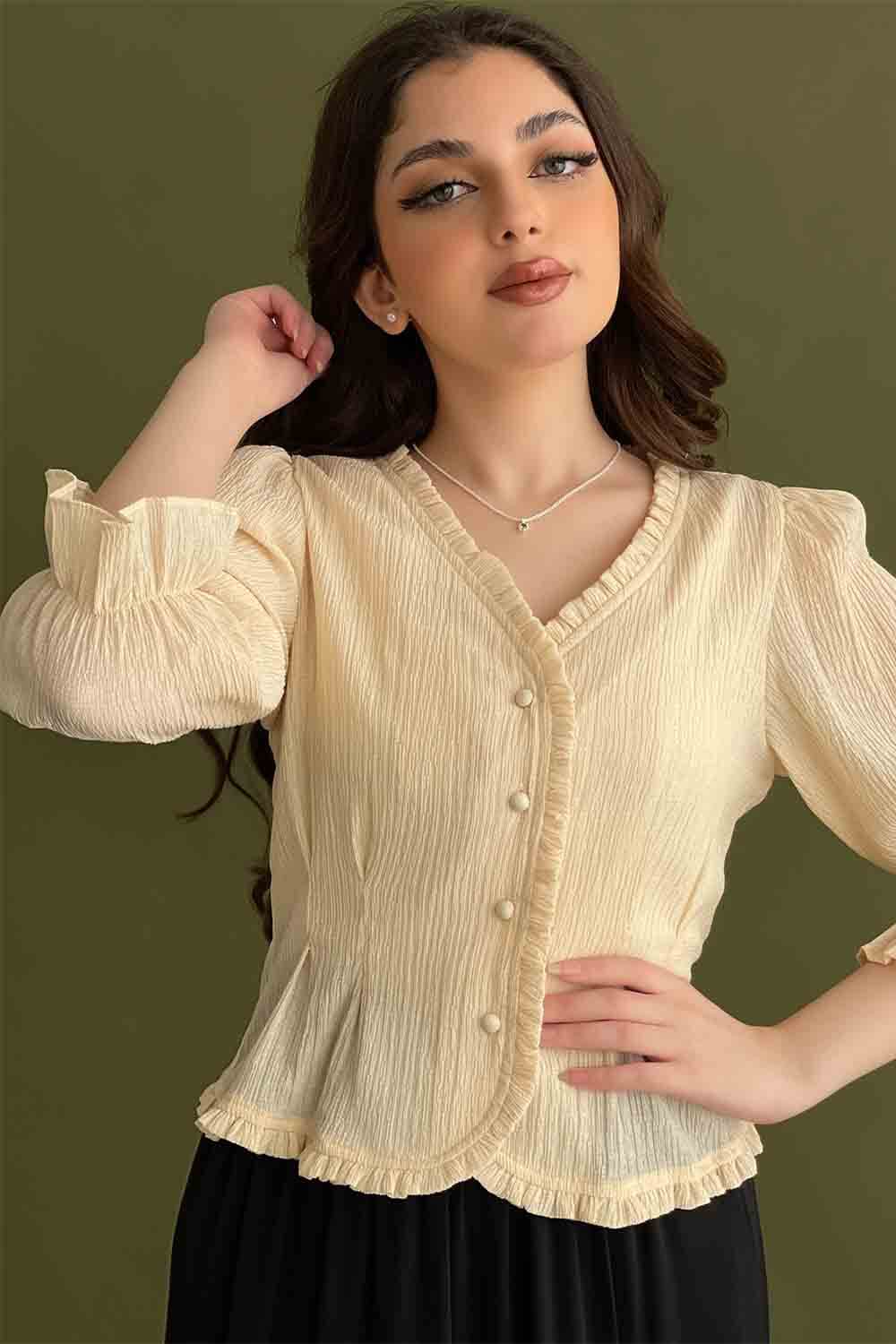 Blouse with buttons and sleeves