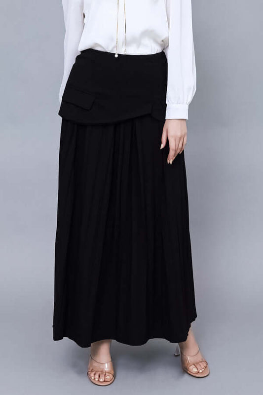 Pleated skirt with split design, black