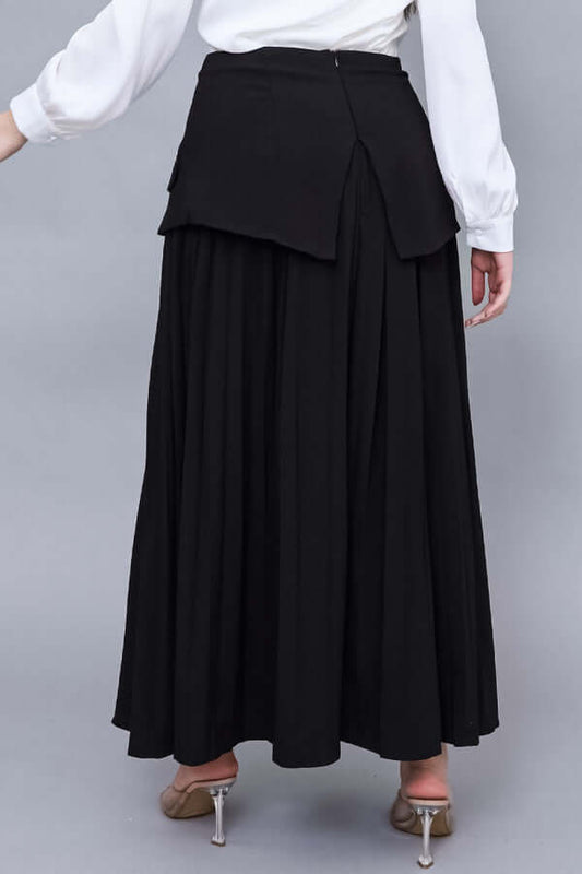 Pleated skirt with split design, black