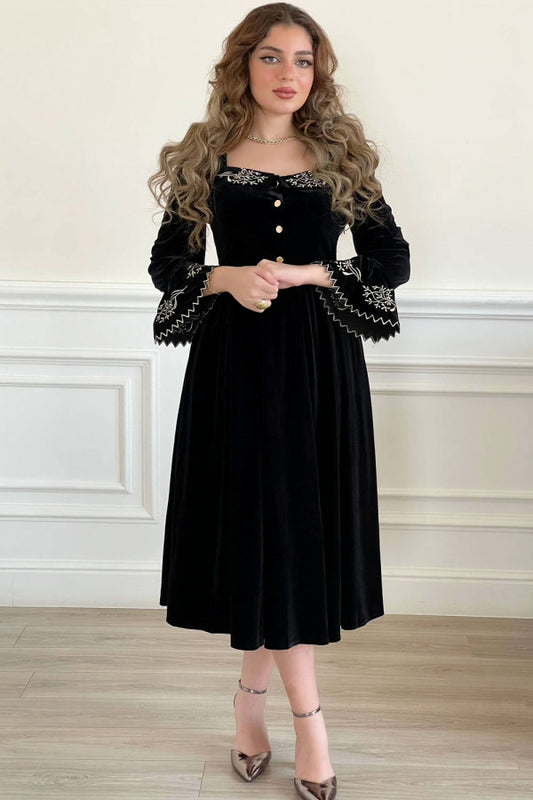 Elegant dress with a soft shape above the chest