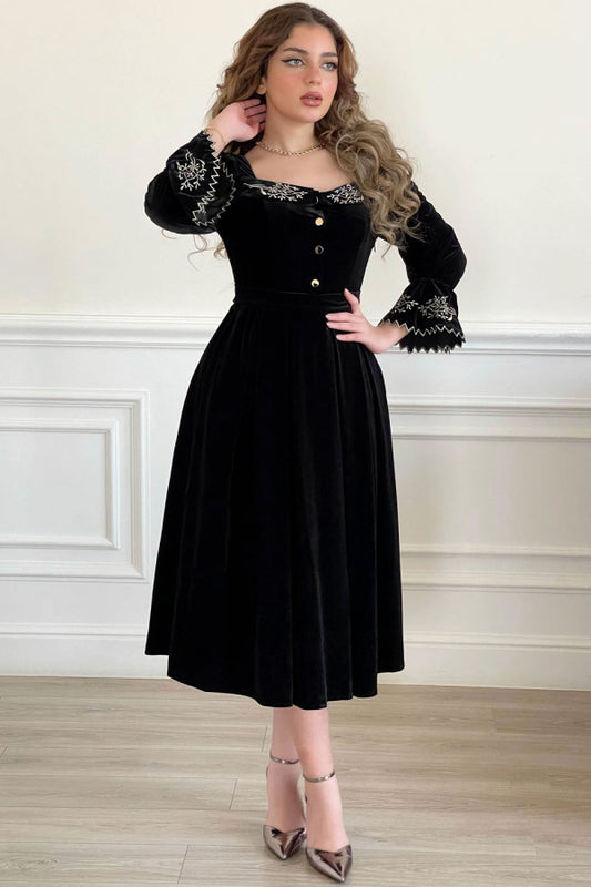 Elegant dress with a soft shape above the chest