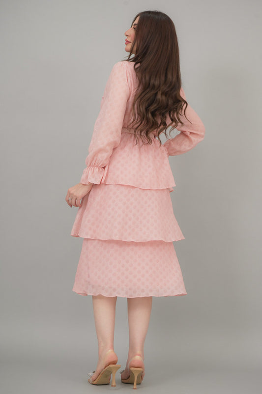 Layered midi dress with belt at the waist, pink color