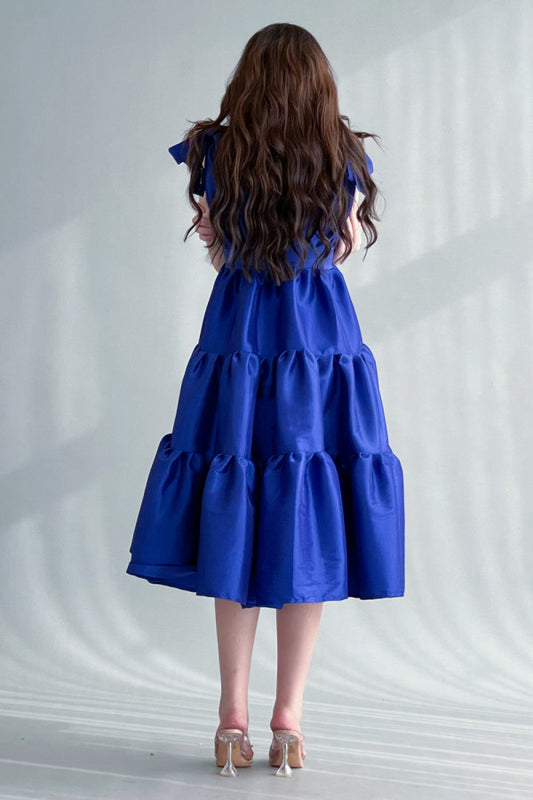 Mid-length dress with layers and a bow on the shoulder, blue