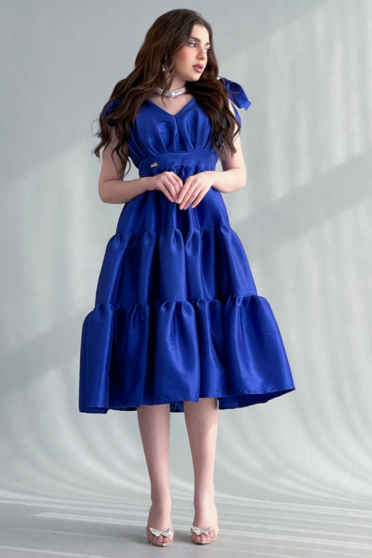 Mid-length dress with layers and a bow on the shoulder, blue