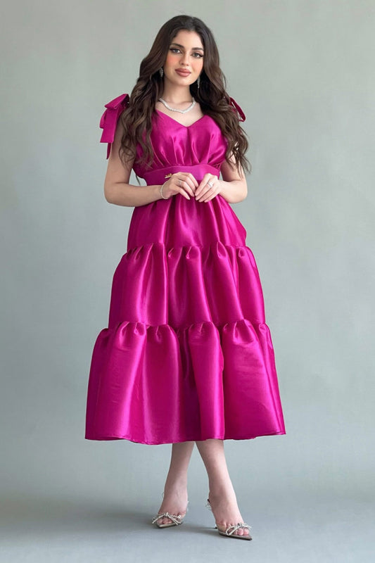 Mid-length dress with layers and a bow on the shoulder, fuchsia color