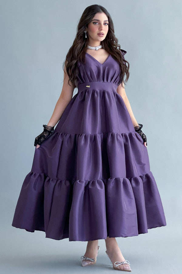 Long dress with layers and a bow on the shoulder, mauve color