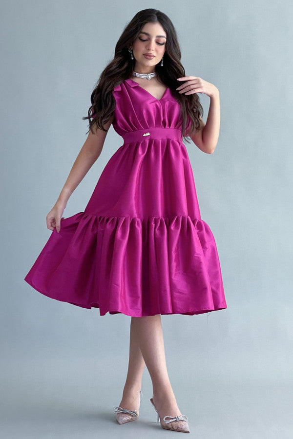 Short dress with a layered cloche, fuchsia color