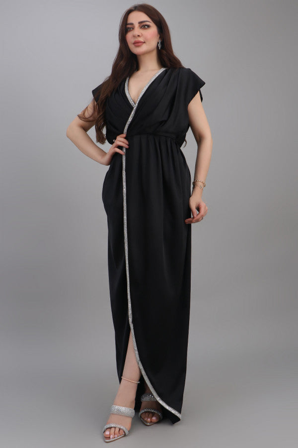 فستان ساتان بتصميم لف مزين بشريط كريستال لون اسود