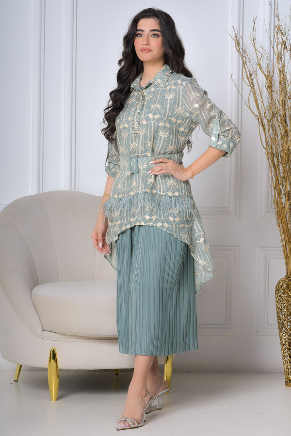 A two-piece set with a crystal embroidered collar, pistachio green color