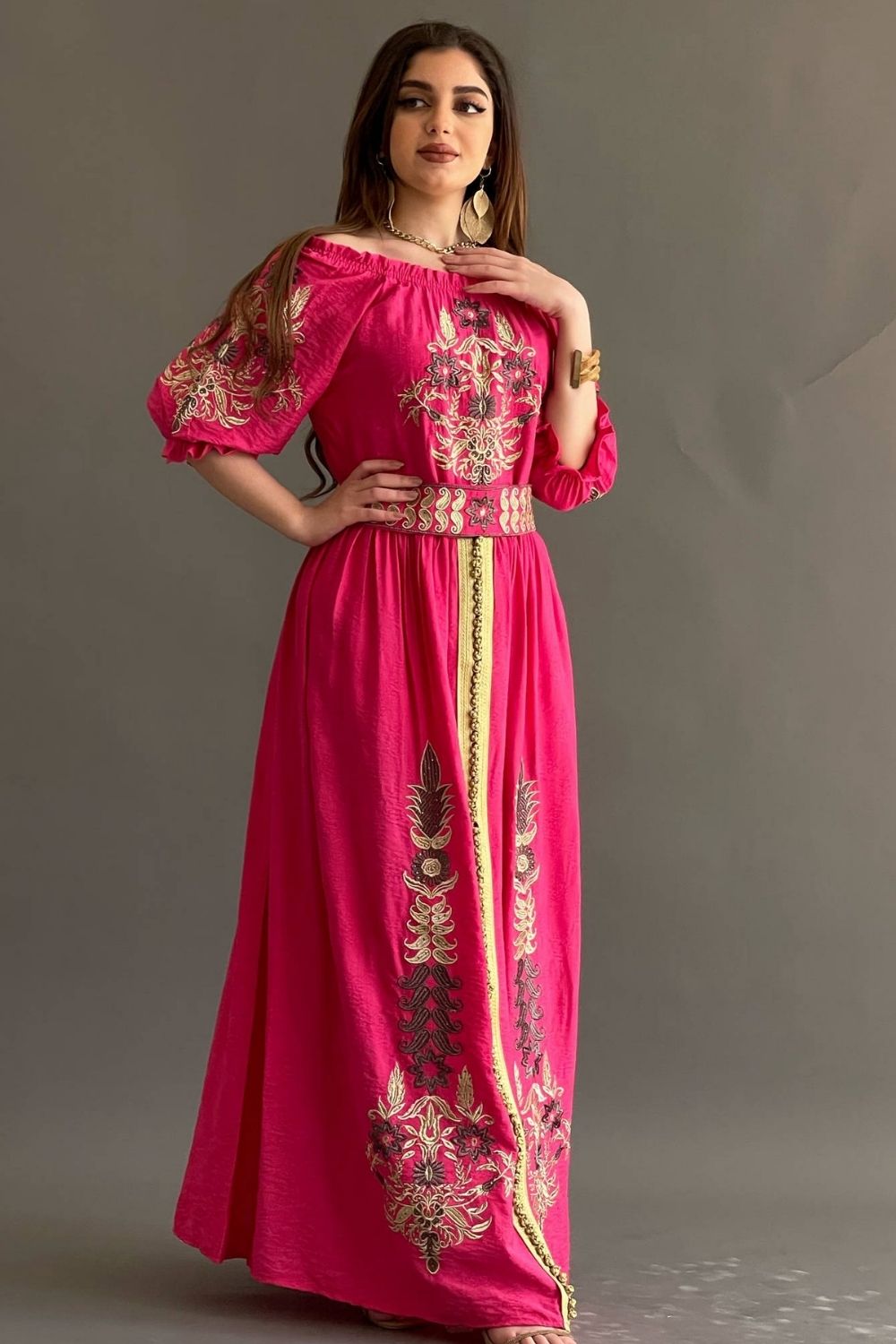 Jalabiya with a wide neck and elegant embroidery