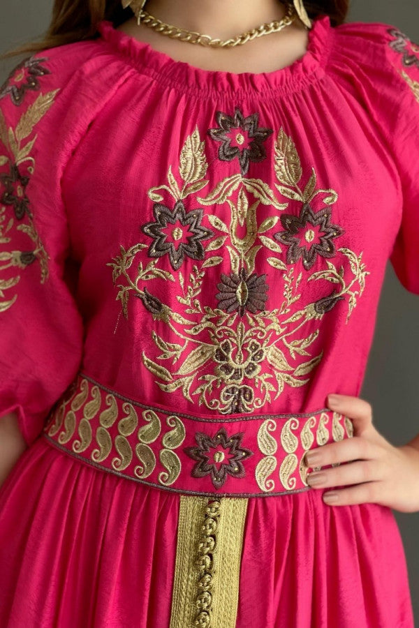 Jalabiya with a wide neck and elegant embroidery