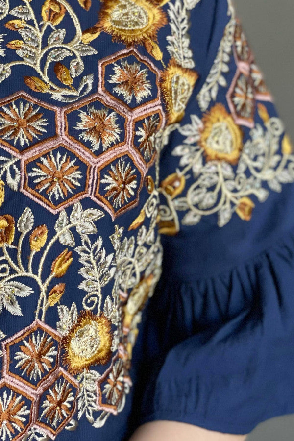 Jalabiya with wide hayr sleeves and floral embroidery