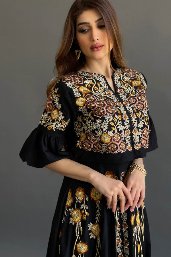 Jalabiya with wide hayr sleeves and floral embroidery