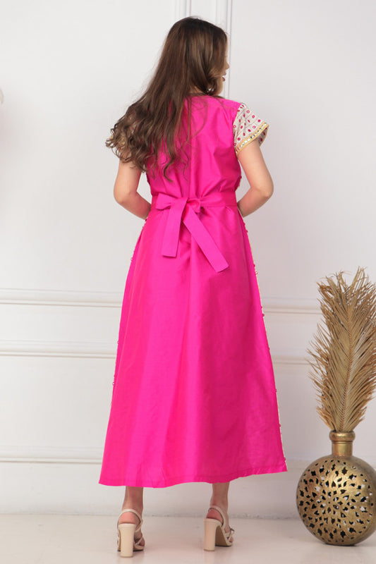 Oriental galabiya with embroidered sides and a fuchsia belt 