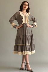 Midi fink robe decorated with tassels, brown