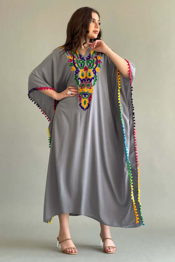 Bisht jalabiya, embroidered and decorated with grey-coloured scarves