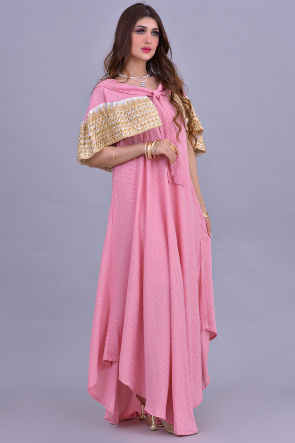 Jalabiya with a cloche design with an embroidered piece in pink