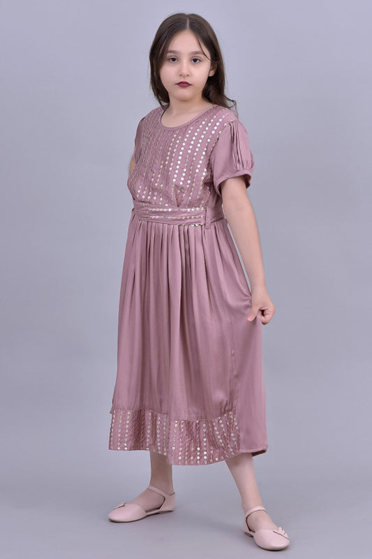 Girls' robe with embroidered pleated design with a flesh-colored belt 